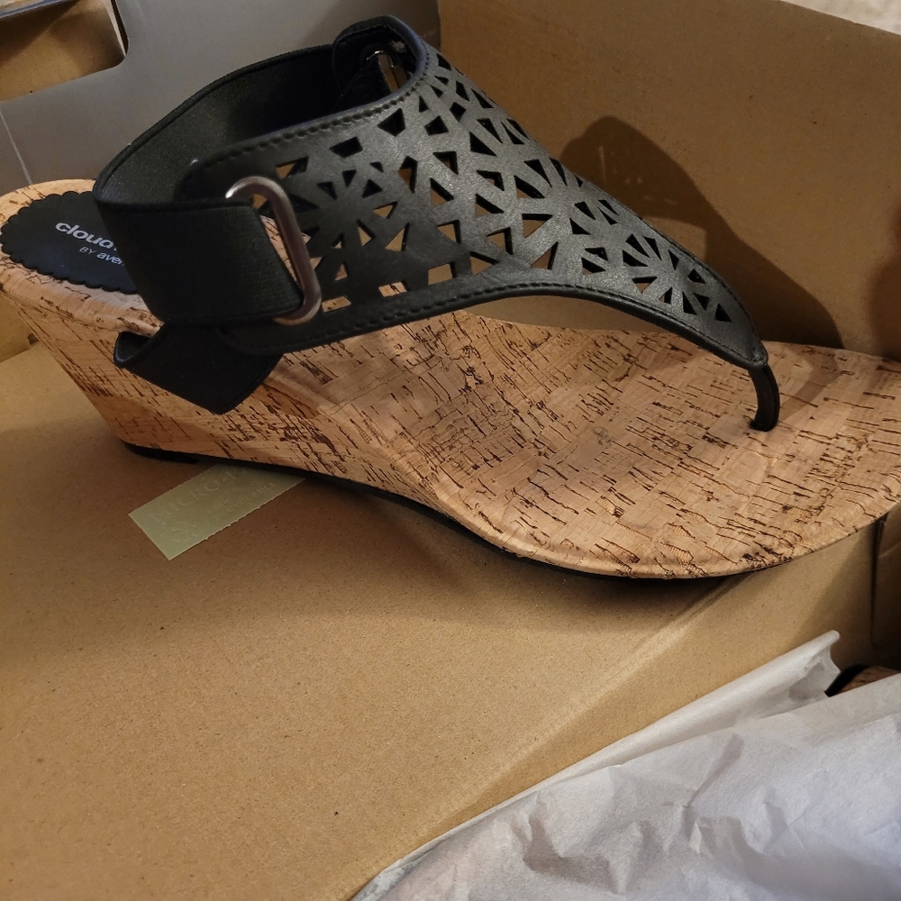 AVENUE Cloudwalkers size 11 wide, new in box, wedge sandal